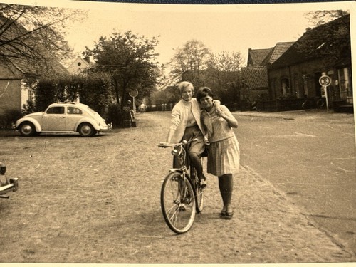 Foto 2 belle donne - 🚲🚗,